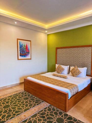 Кровать или кровати в номере Grand Islamabad Hotel