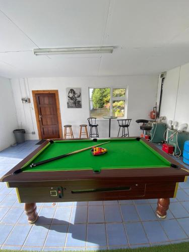 Бильярд в Lackandarralodge large 5BR entire house sleeps14!
