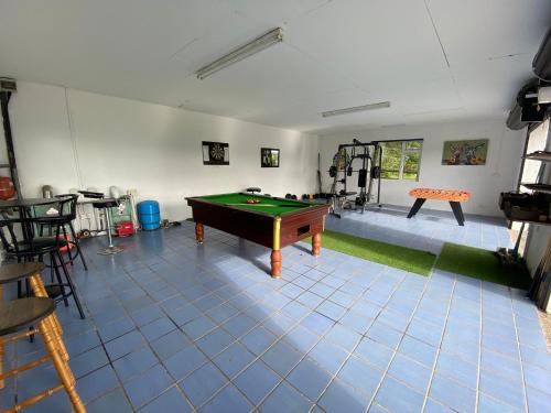 Бильярд в Lackandarralodge large 5BR entire house sleeps14!