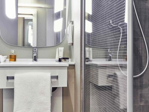 a bathroom with a shower and a sink at ibis Toulon La Valette in La Valette-du-Var