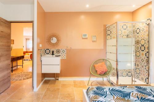 MoulèsMaison en campagne Arlésienne avec piscine的一间带椅子的客厅和一间厨房