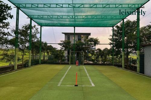 Εγκαταστάσεις για τένις ή/και σκουός στο Stay Leisurely Wrong Turn 2BHK Pure Veg Villa, Igatpuri ή εκεί κοντά