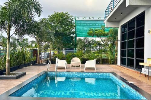 Πισίνα στο ή κοντά στο Stay Leisurely Wrong Turn 2BHK Pure Veg Villa, Igatpuri