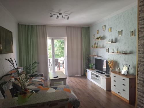 a living room with a couch and a television at Zvjezdana in Kampor