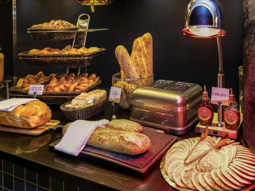 a bakery with bread and pastries on a counter at Hotel Mercure Blois Centre in Blois