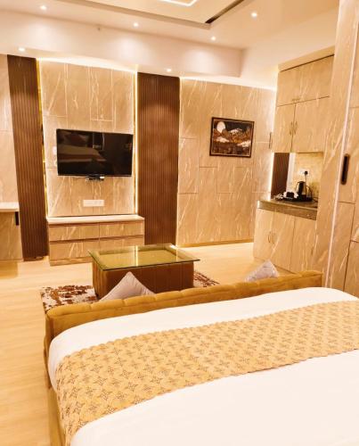 ラクナウにあるLucknow express by origin Suites DLF MY PAD near Gomti Nagar Railway Station Lucknowのベッドとテレビがあるホテルの部屋
