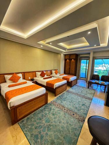 Кровать или кровати в номере Grand Islamabad Hotel