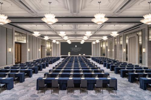 a large banquet hall with blue tables and chairs at Traders Hongqiao Airport,Shanghai in Shanghai