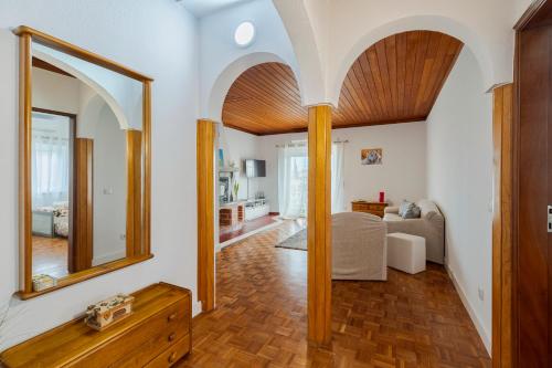 En eller flere senge i et værelse på Azeitão Perspetiva Apartment