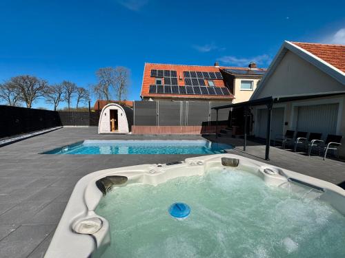 una piscina en medio de una casa en Fewo Neubörger Wellness, en Neubörger