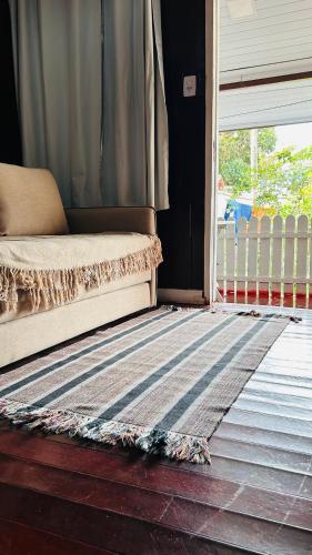 un lit posé sur le sol à côté d'une fenêtre dans l'établissement Casa mar, à Angra dos Reis