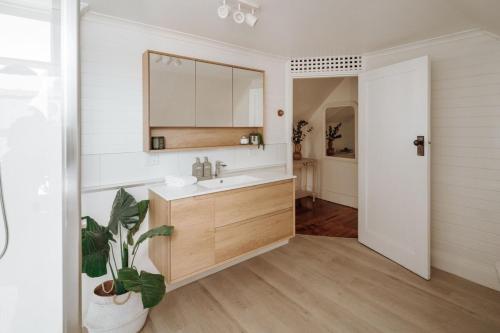 un bagno con lavandino e specchio di The Balfour, classic cottage in Launceston's Café Quarter a Launceston