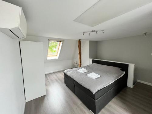Un dormitorio con una cama en el medio. en Fewo Neubörger Wellness, en Neubörger