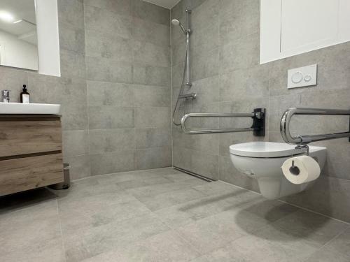 Bilik mandi di Exklusives Wohnen im historischen Wasserturm dem Highlight von Delitzsch WE002