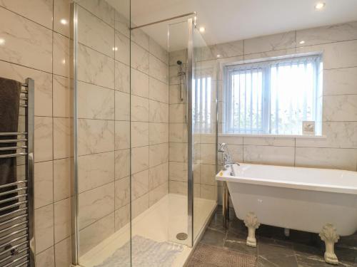 Et badeværelse på Wigley Farm House Cottage