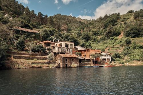 a group of houses on the side of a river at Pincelo Nature in Pincelo