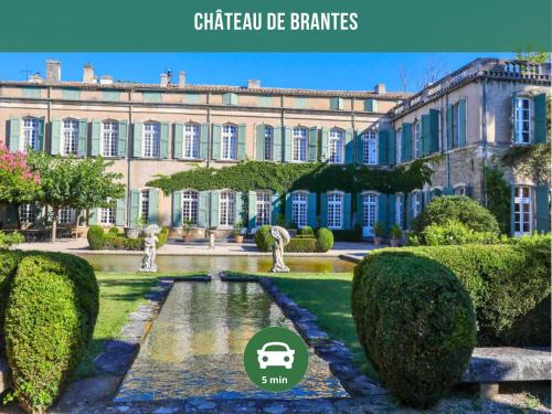 an image of a building with a garden and a fountain at Spéciale Halloween - Idéal Familles & Groupes - 15min Parc Spirou - Nocturnes les 25, 30, 31 octobre et le 1er novembre - 10min Avignon - 5min Gare - Grand jardin clos - Parking gratuit - Au calme - Maison haut de gamme in Sorgues