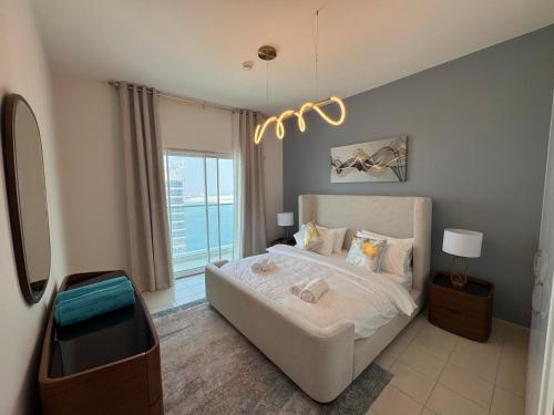 Un pat sau paturi într-o cameră la Urban Retreat - Premium Stay - Gym & Pool Access