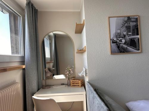 a bathroom with a vanity with a mirror and a sink at Appartement Wolke7 byTILLY - Im Skigebiet Gerlitzen auf 1500m Seehöhe - familienfreundliche 3 Zimmer Wohnung - Hallenbad im Haus - moderne Küche mit Vollausstattung - Balkon - traumhafte Aussicht über ganz Kärnten - himmlisch bequeme Boxspringbetten in Treffen