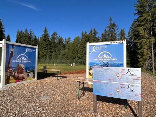 two large signs sitting on the side of a park at Appartement Wolke7 byTILLY - Im Skigebiet Gerlitzen auf 1500m Seehöhe - familienfreundliche 3 Zimmer Wohnung - Hallenbad im Haus - moderne Küche mit Vollausstattung - Balkon - traumhafte Aussicht über ganz Kärnten - himmlisch bequeme Boxspringbetten in Treffen