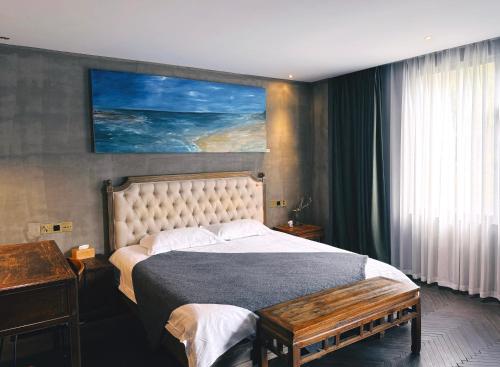 Ein Bett oder Betten in einem Zimmer der Unterkunft Suzhou Unique Space Design Art Hotel