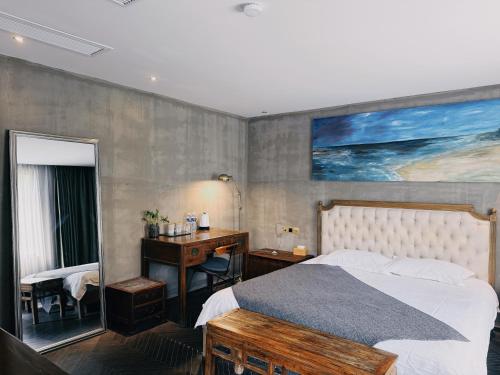 Ein Bett oder Betten in einem Zimmer der Unterkunft Suzhou Unique Space Design Art Hotel