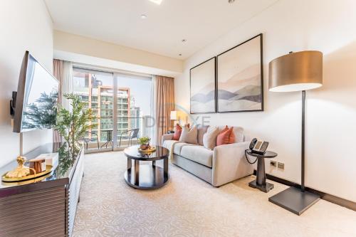 Luxury 1BR with Breathtaking Dubai Water Canal Views, Just Beside Dubai Marina Mall and Tram, Near JBR Beach, The Address Residences, Dubai Marina by Deluxe Holiday Homes