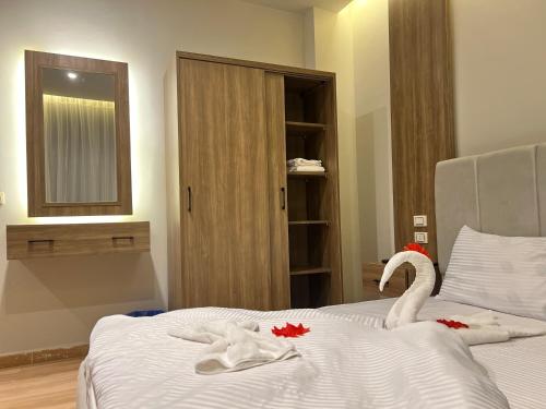 Ένα ή περισσότερα κρεβάτια σε δωμάτιο στο pYramids sun hOtel