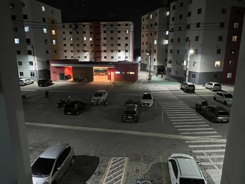 アナニンデウアにあるApartamento aconcheganteの建物の前に車が駐車されている駐車場