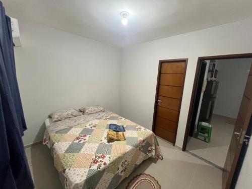 アナニンデウアにあるApartamento aconcheganteのベッドルーム(キルト付きのベッド付)