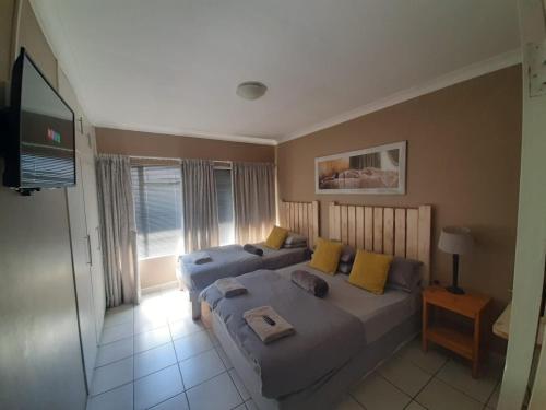 Una cama o camas en una habitación de Edaneg