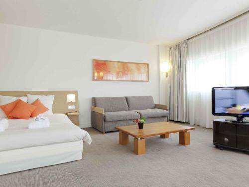 Télévision ou salle de divertissement dans l'établissement Novotel Paris Orly Rungis Aéroport