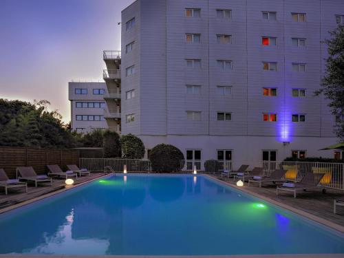 Piscine de l'établissement Novotel Paris Orly Rungis Aéroport ou située à proximité