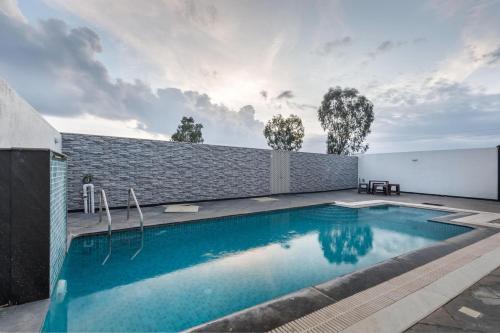 una piscina nel cortile di una casa di Diamond Blue Pool Villa Private Pool Veg Food a Dod Ballāpur