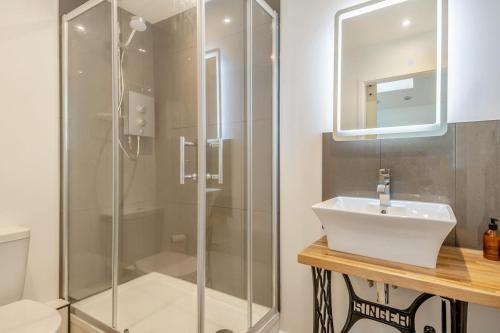 ein Badezimmer mit Waschbecken und Dusche in der Unterkunft Carrstone Cottage in Grimston