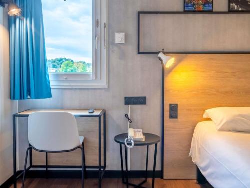 a bedroom with a bed and a desk and a chair at ibis Bayonne Centre in Bayonne