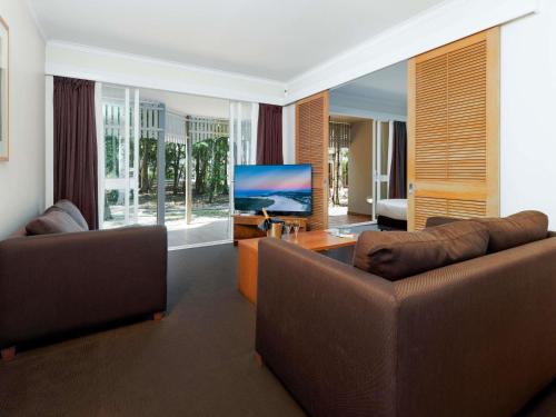 TV a/nebo společenská místnost v ubytování Novotel Sunshine Coast Resort