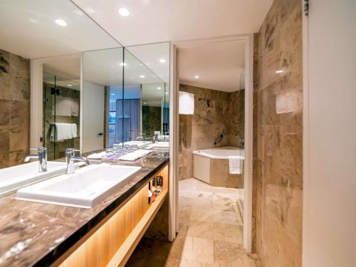 Un baño de The Brighton Hotel Sydney - Mgallery Collection