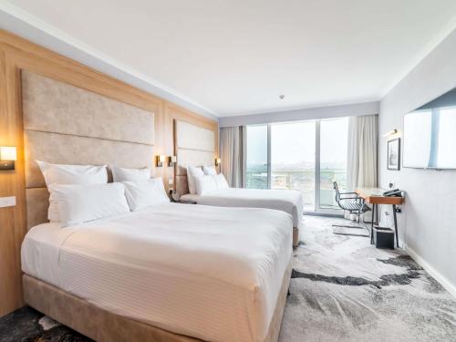 Cama o camas de una habitación en The Brighton Hotel Sydney - Mgallery Collection