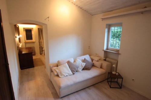 a living room with a couch with pillows on it at Schöner Bungalow Am Venekotensee in Elmpt