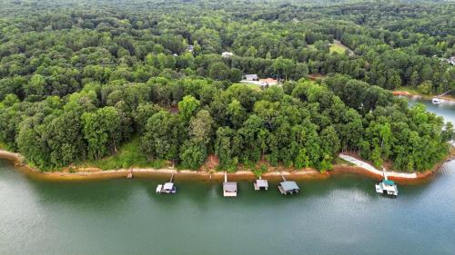 an aerial view of a small island in the water at The Holiday House w Dock in Townville