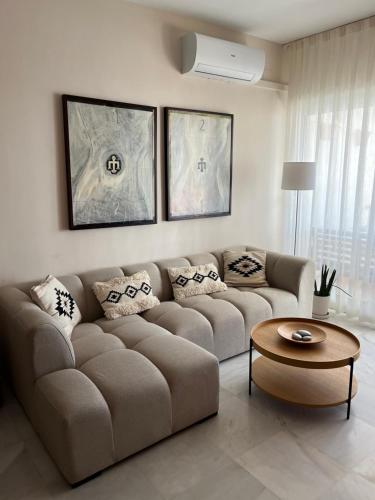 a living room with a couch and a table at Apartamento en la playa de Valdelagrana in El Puerto de Santa María