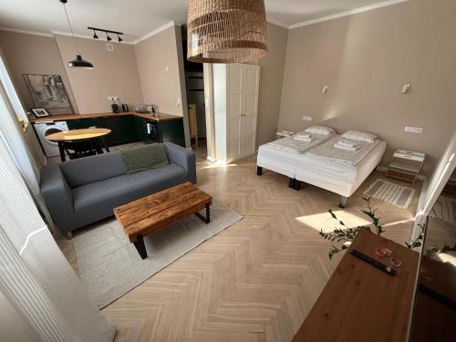 un soggiorno con un divano e un tavolo di Chill Apartament a Skarżysko-Kamienna