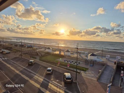 a view of a parking lot next to the ocean at residence du bord de mer 9 appartements avec une vraie vue mer in Le Tréport