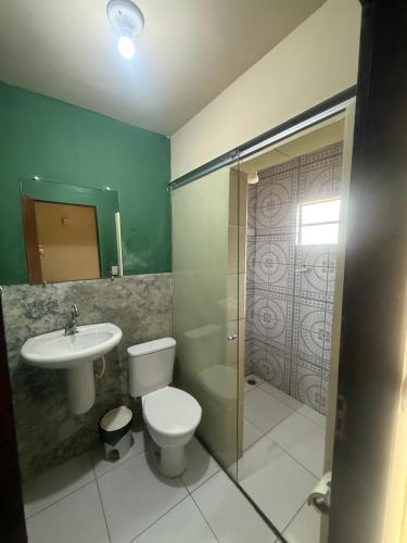 une salle de bain avec toilettes, lavabo et douche dans l'établissement Pousada pipa meu amor, à Pipa