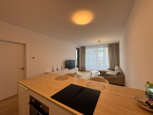 NivyにあるSkau Sky Park Ivory by Zaha Hadid 11 Floor 4 Tower Free Parkingのキッチンとテーブルとソファのあるリビングルーム