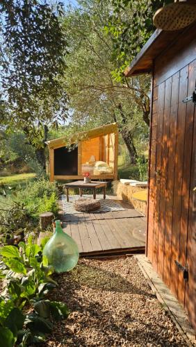 a backyard with a picnic table and a wooden deck at The SkyRoom - AUT vita sotto gli alberi in Calcata