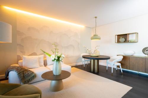 ein Wohnzimmer mit Sofa und Tisch in der Unterkunft Van der Valk Naturresort Drewitz in Nossentiner Hütte