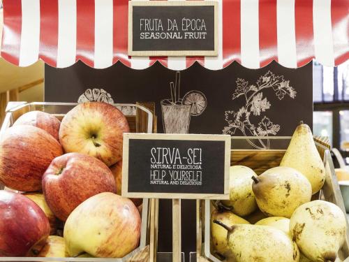 a display of apples and pears in a market at Hotel Ibis Coimbra Centro in Coimbra