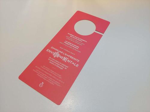 a red award tag on a white background at ibis Falaise Coeur de Normandie in Falaise